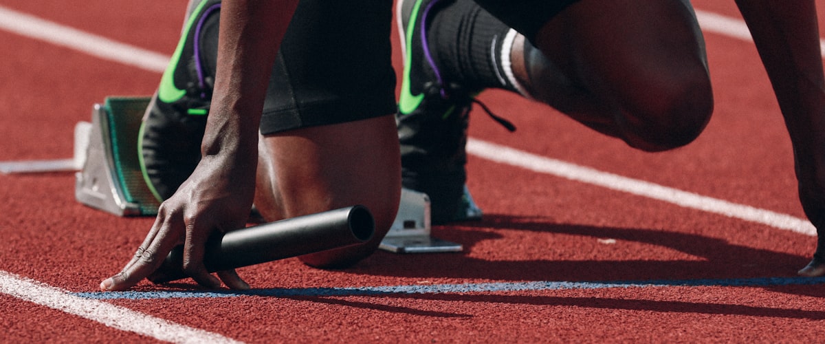 多屏显示各类体育赛事直播画面，包括足球、篮球和电竞